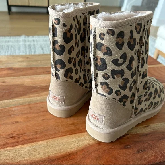 New Ugg Classic Short II Leopard Boots - Picture 5 of 6